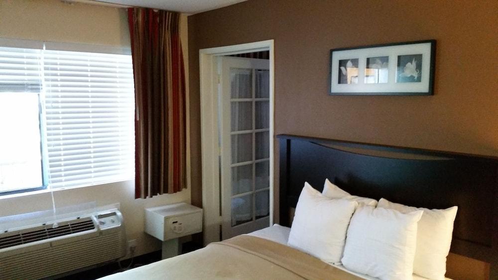 Stanford Inn & Suites Anaheim Bagian luar foto