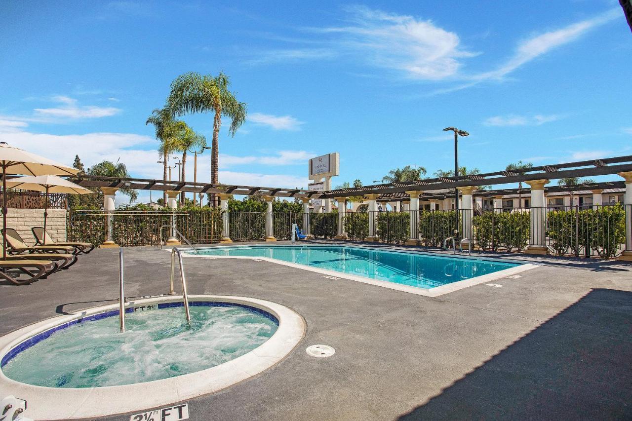 Stanford Inn & Suites Anaheim Bagian luar foto