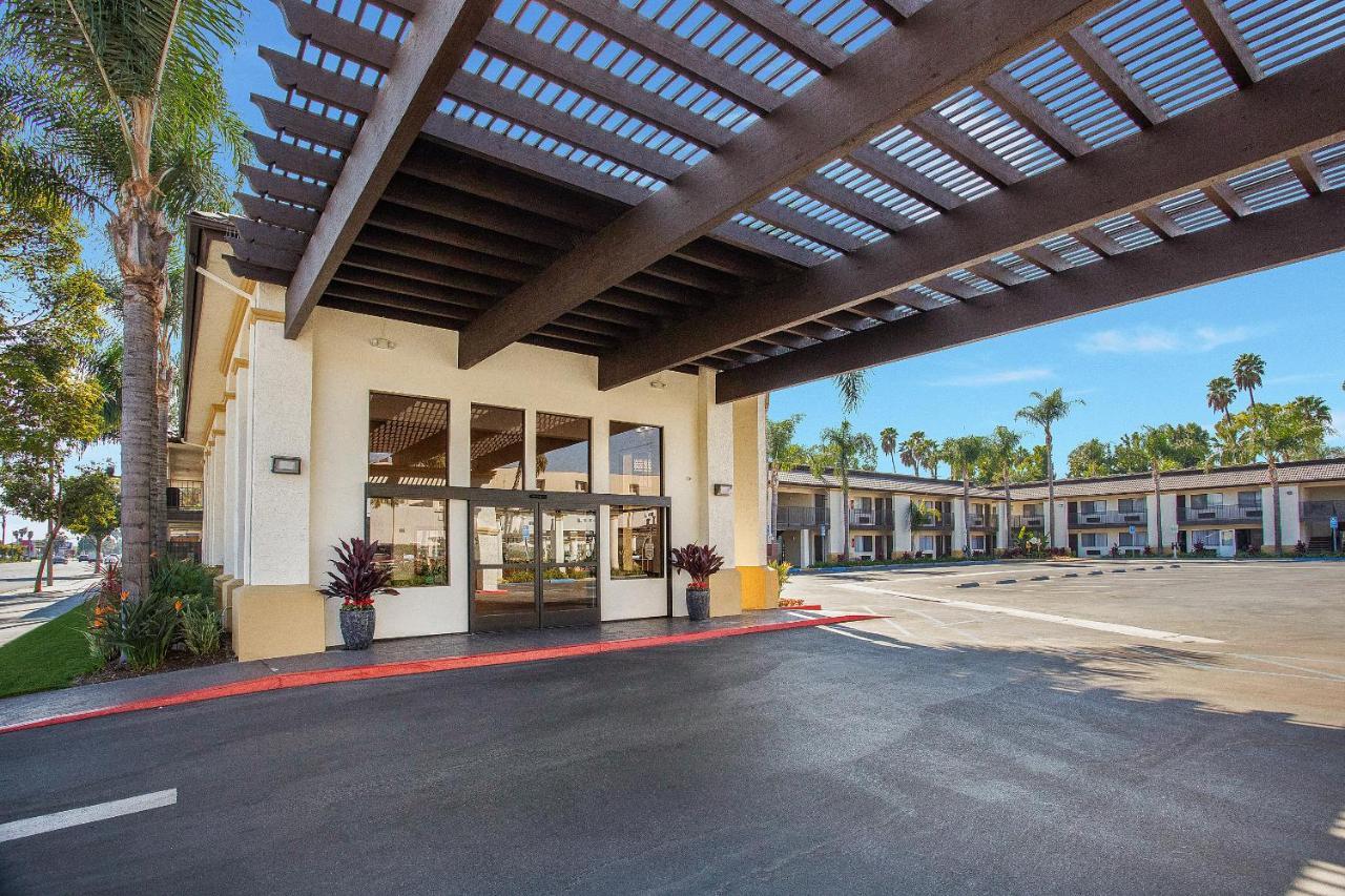 Stanford Inn & Suites Anaheim Bagian luar foto