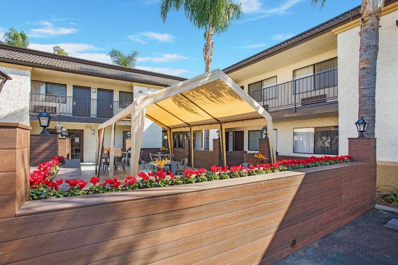 Stanford Inn & Suites Anaheim Bagian luar foto