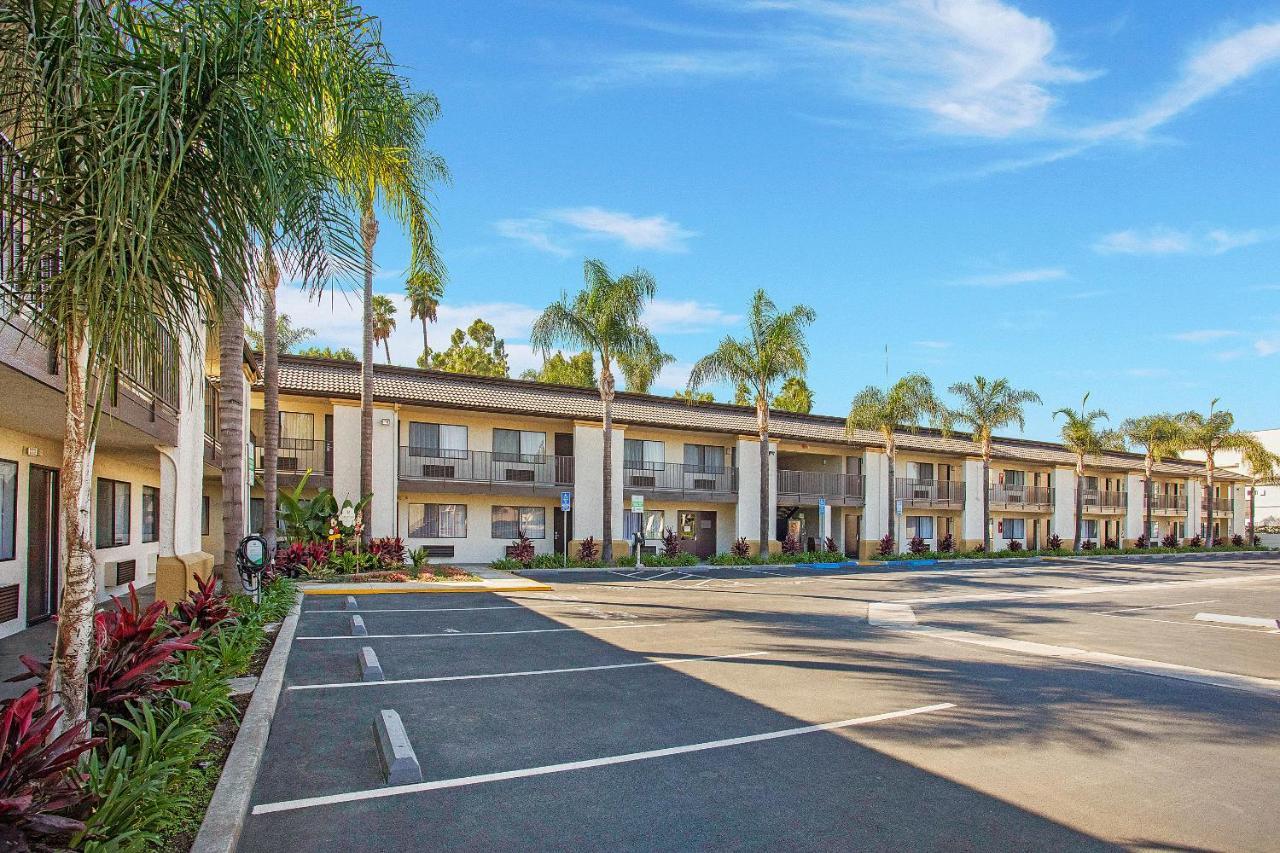 Stanford Inn & Suites Anaheim Bagian luar foto