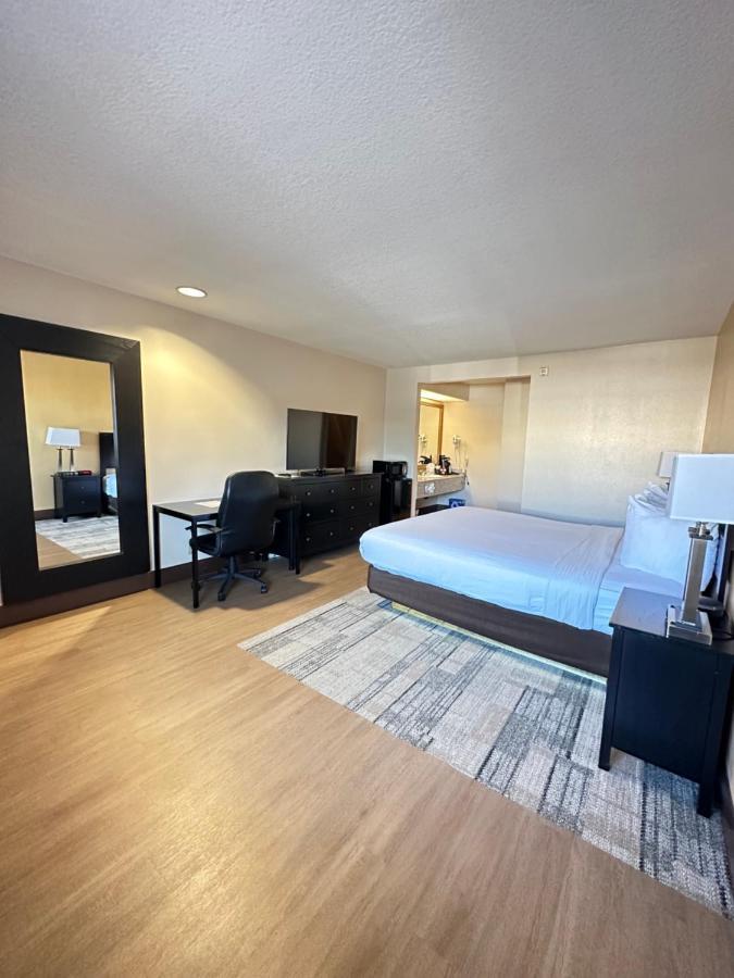 Stanford Inn & Suites Anaheim Bagian luar foto