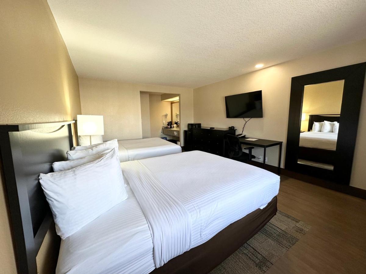 Stanford Inn & Suites Anaheim Bagian luar foto