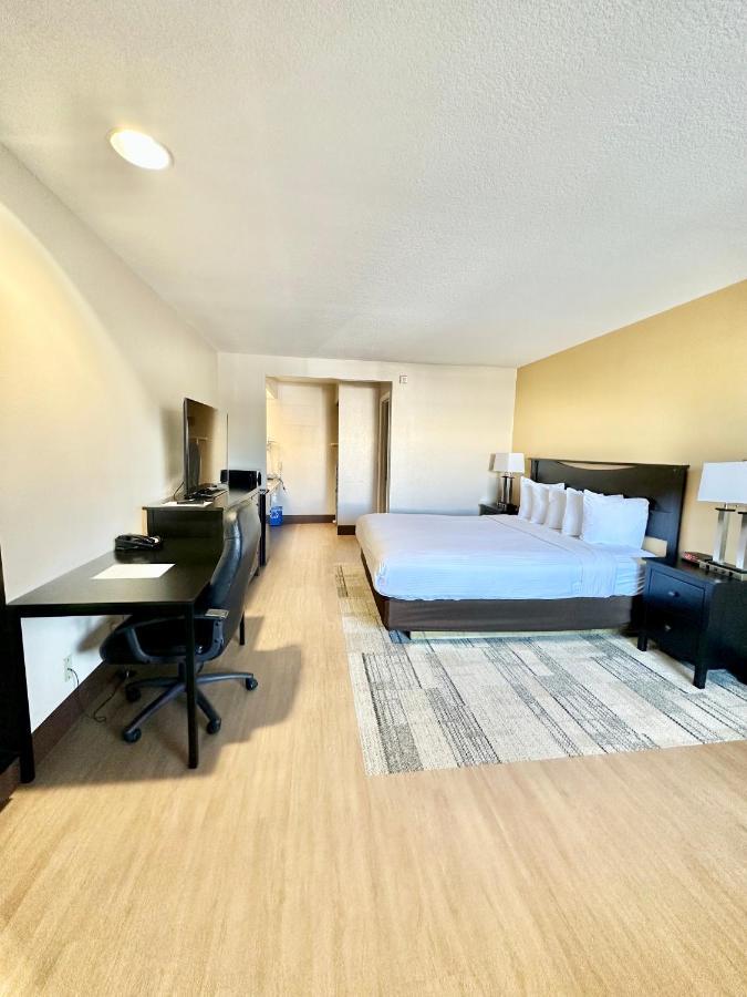 Stanford Inn & Suites Anaheim Bagian luar foto