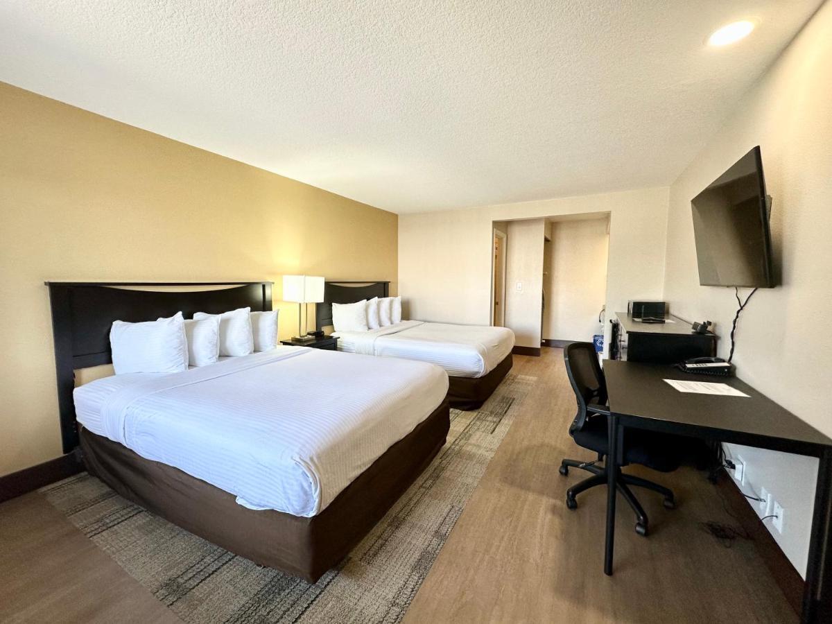 Stanford Inn & Suites Anaheim Bagian luar foto