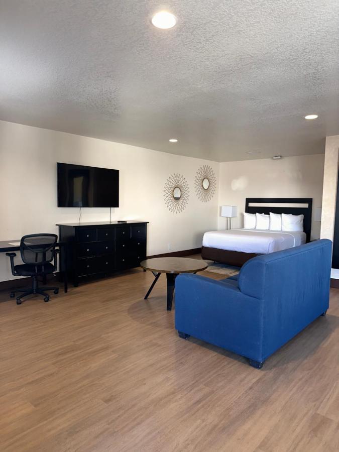 Stanford Inn & Suites Anaheim Bagian luar foto