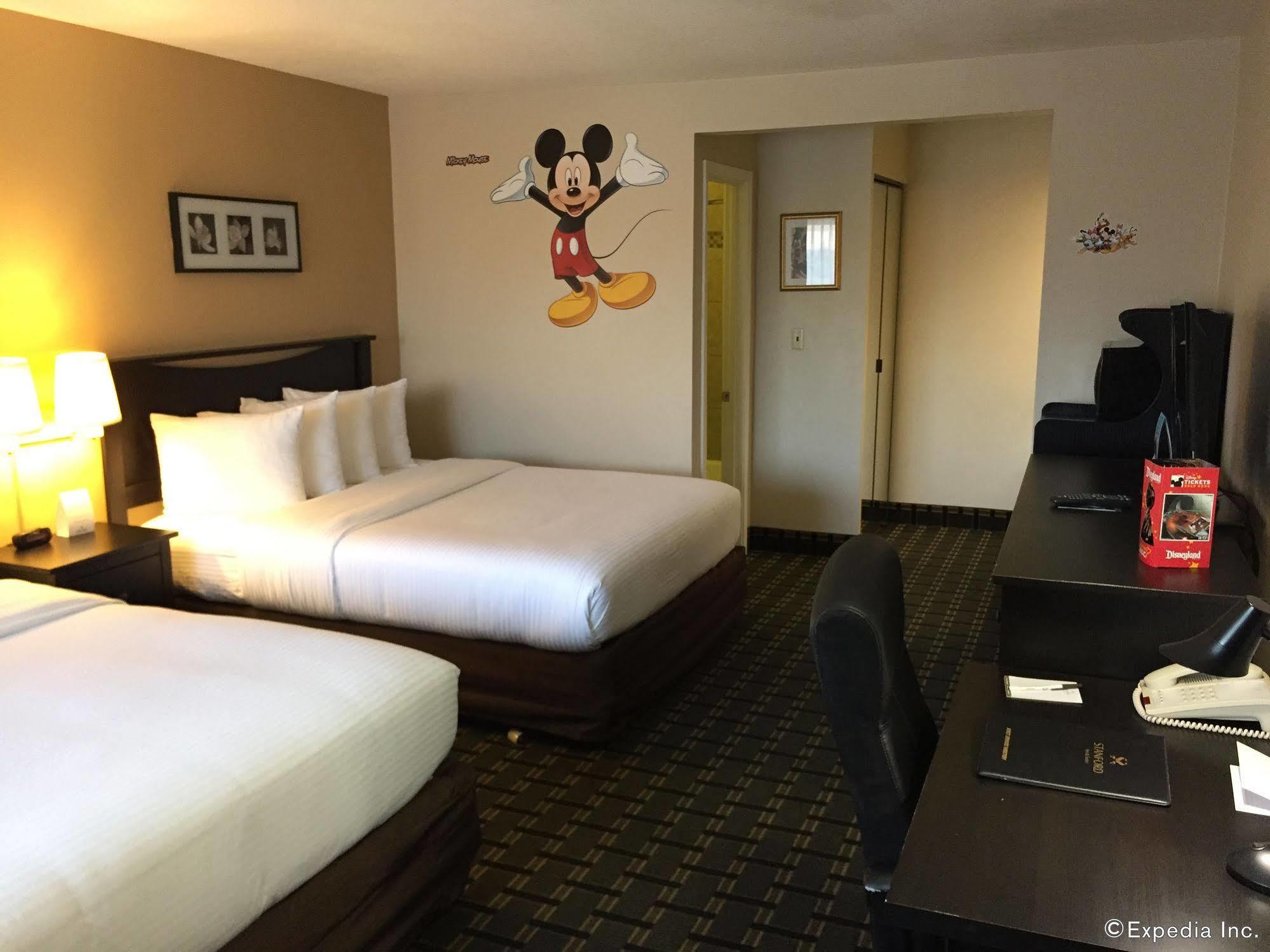 Stanford Inn & Suites Anaheim Bagian luar foto