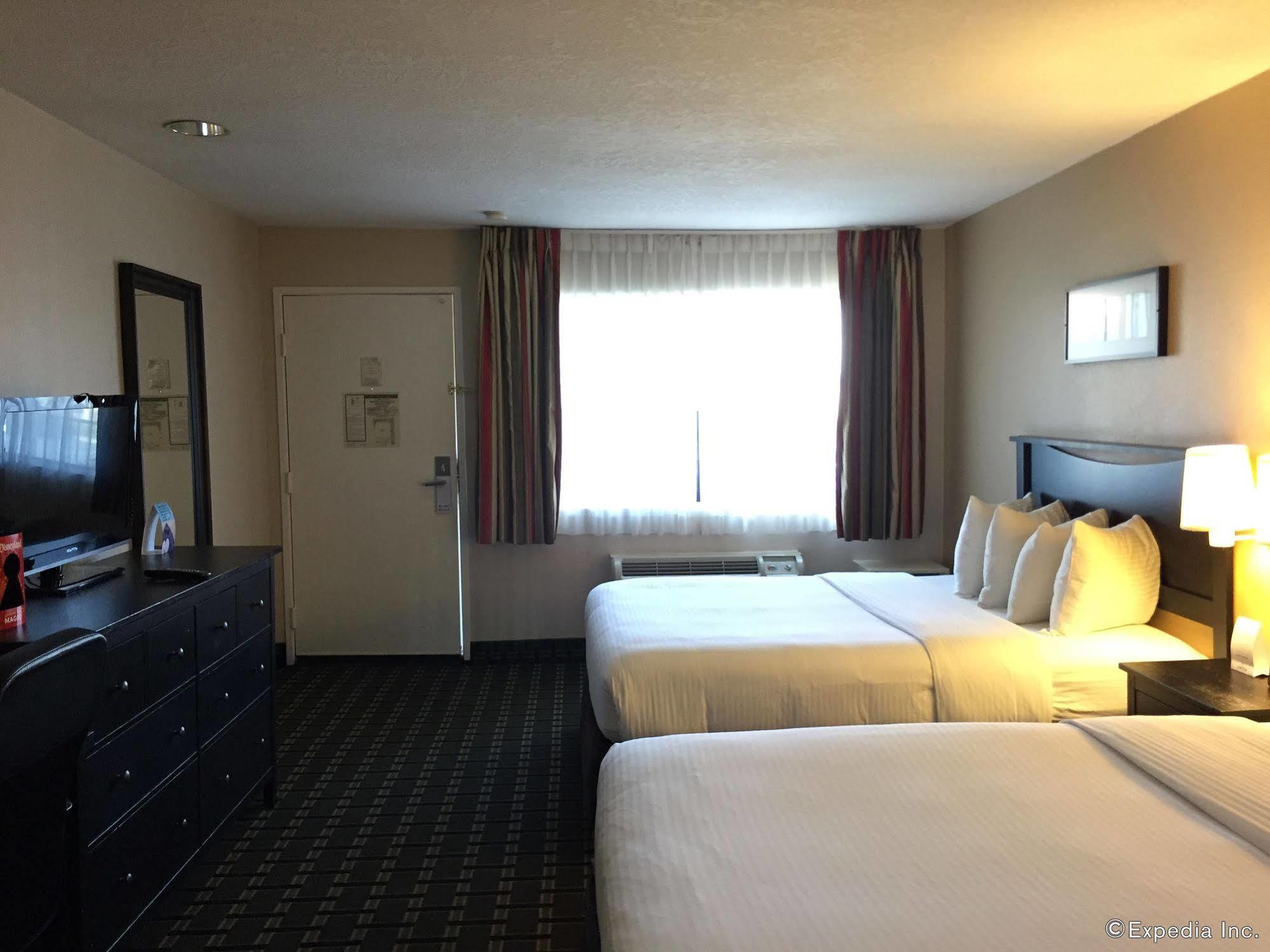 Stanford Inn & Suites Anaheim Bagian luar foto