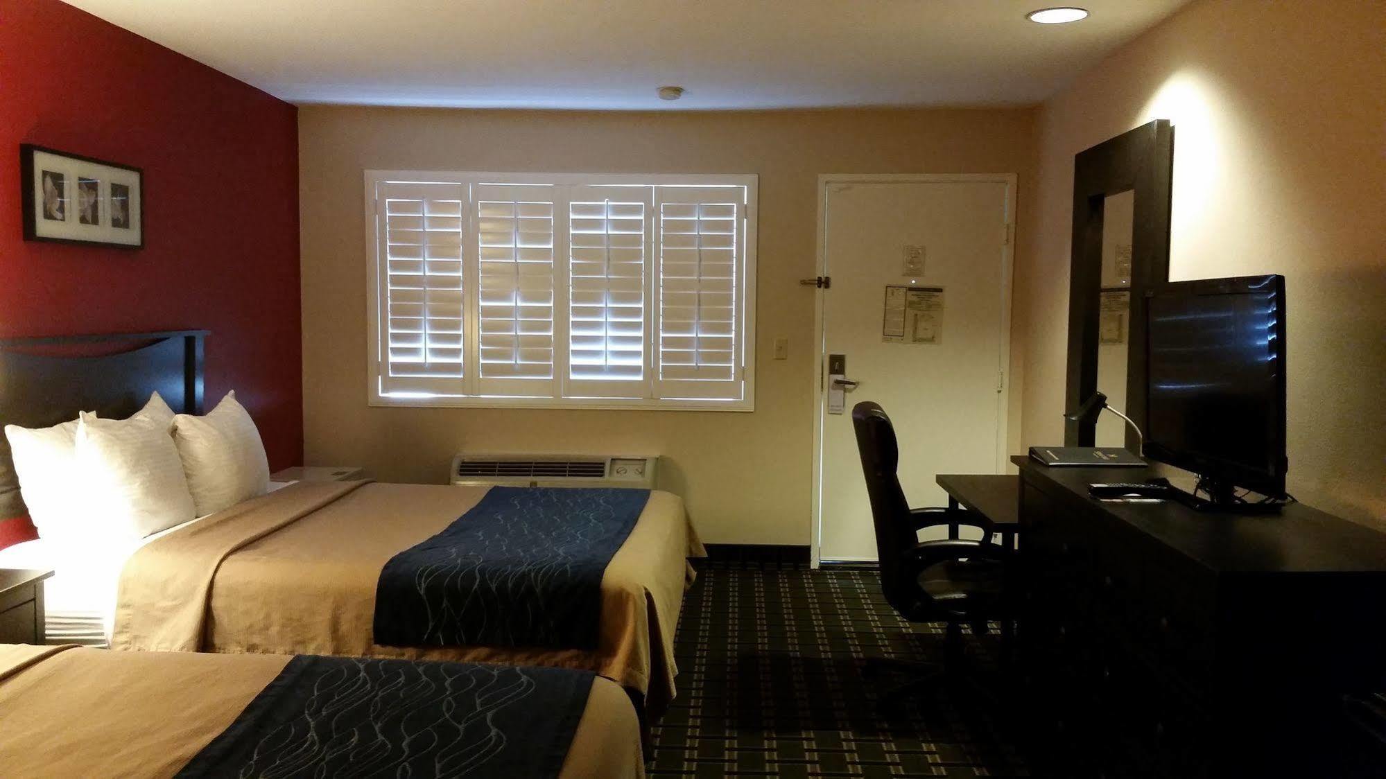 Stanford Inn & Suites Anaheim Bagian luar foto