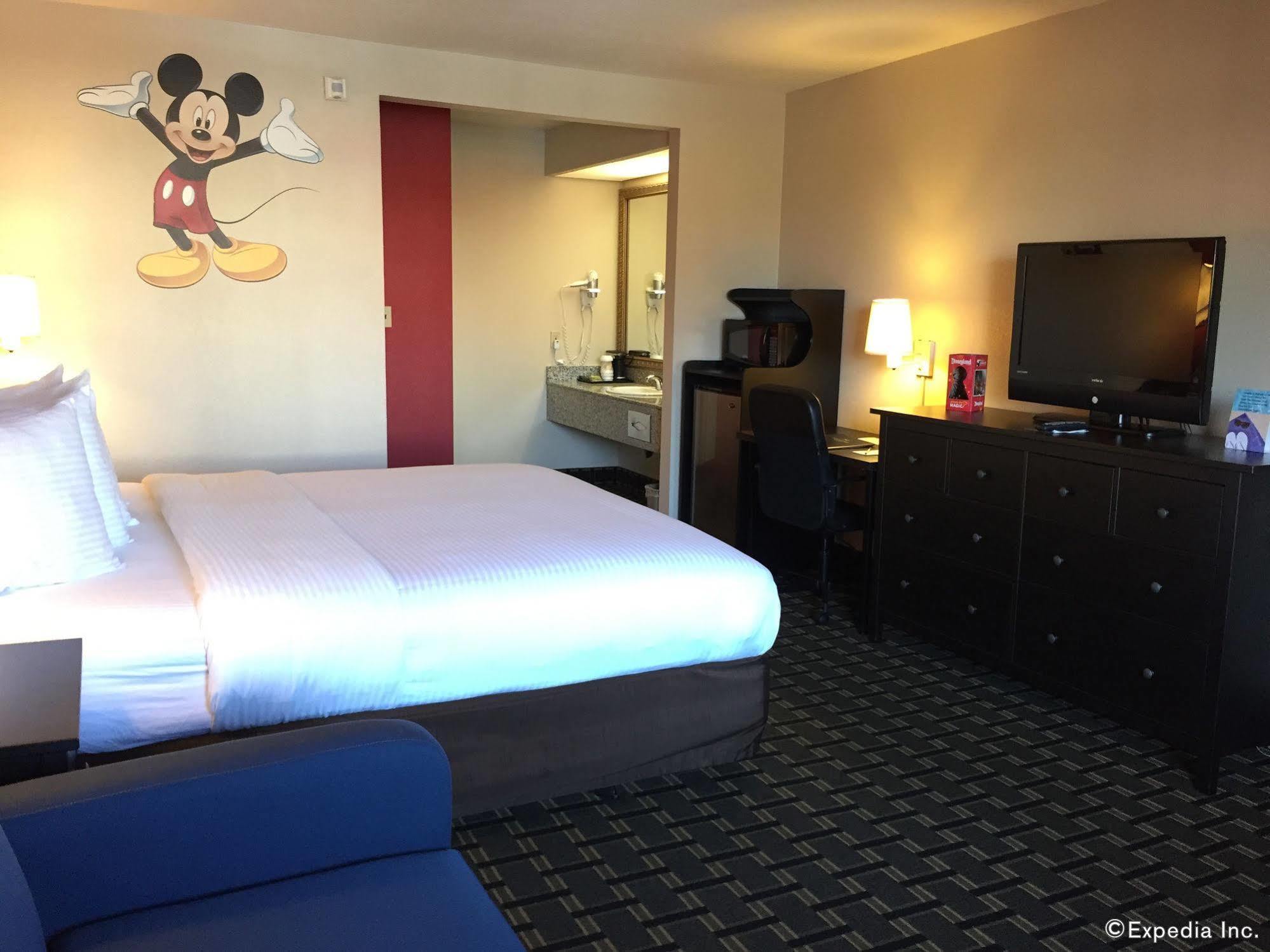 Stanford Inn & Suites Anaheim Bagian luar foto